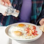 cum sa faci oua prajite fara tigaie si fara aragaz sunt gata in 60 de secunde 6952ad0a714de