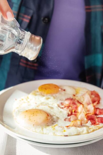 cum sa faci oua prajite fara tigaie si fara aragaz sunt gata in 60 de secunde 6952ad0a714de