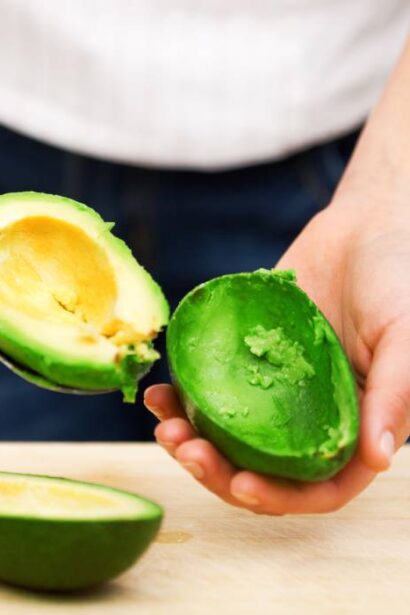 cum sa pastrezi un avocado proaspat pana la o saptamana chiar daca l ai taiat trucul care il face sa nu mai oxideze 692fd3777bf3c