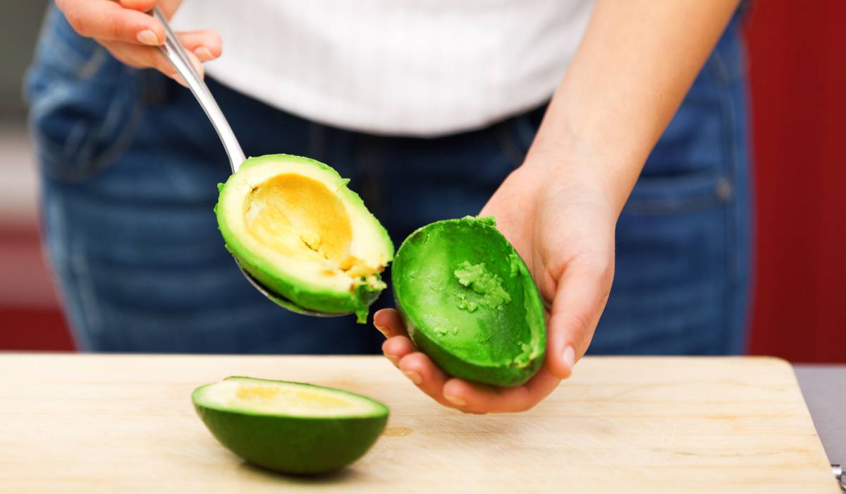 cum sa pastrezi un avocado proaspat pana la o saptamana chiar daca l ai taiat trucul care il face sa nu mai