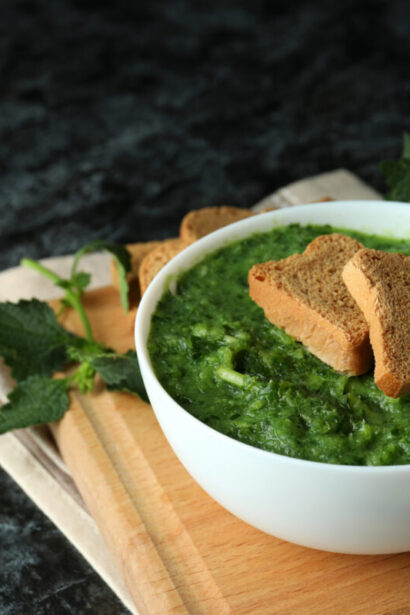 mancare de urzici cu usturoi pregatita dupa o reteta de la manastiri perfecta pentru zilele de post 692d68b8e9845