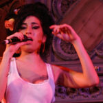 scandal din cauza rochiilor lui amy winehouse tatal artistei le acuza pe prietenele cantaretei ca i au vandut fara drept bunurile 693956ac8a73f