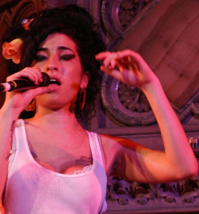 scandal din cauza rochiilor lui amy winehouse tatal artistei le acuza pe prietenele cantaretei ca i au vandut fara drept bunurile 693956ac8a73f