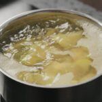 ce sa pui in apa in care fierbi cartofii ingredientul care previne sfaramarea cartofilor 6968b53b4dbf0