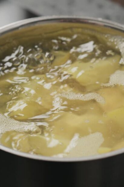 ce sa pui in apa in care fierbi cartofii ingredientul care previne sfaramarea cartofilor 6968b53b4dbf0