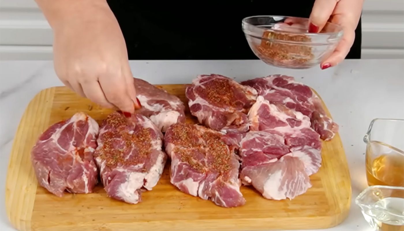 condimentul care nu trebuie pus niciodata pe friptura de porc ii ofera un gust medicinal acoperind complet savoarea carnii 697b3068b4483