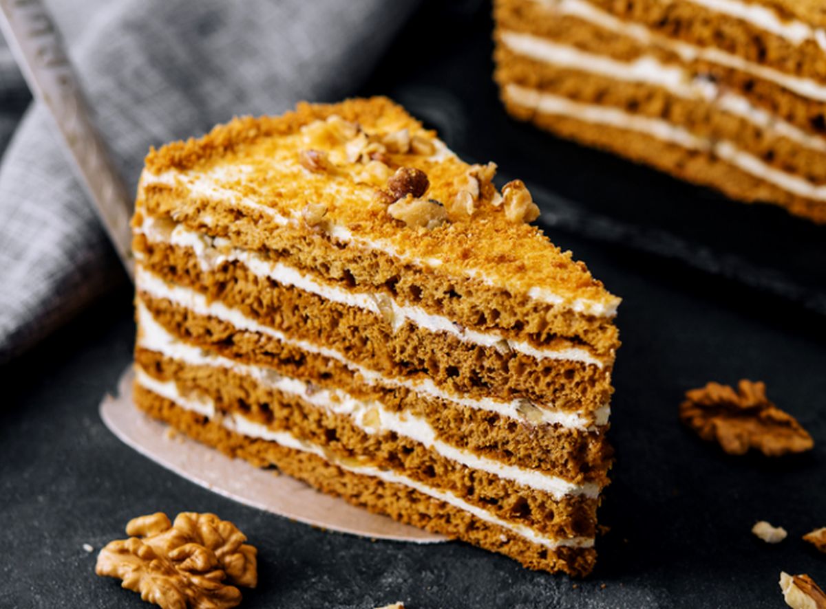 prajitura albinita cu miere si crema fina de gris desertul traditional care se topeste in gura 696a0dbf9b42e