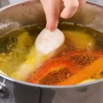 condimentul care nu trebuie pus niciodata in supa de pui ii strica gustul de tot 698478bb97a11